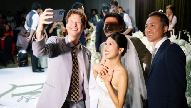 Khách mời nhảy múa sôi động tại tiệc cưới, không khí vui tươi.